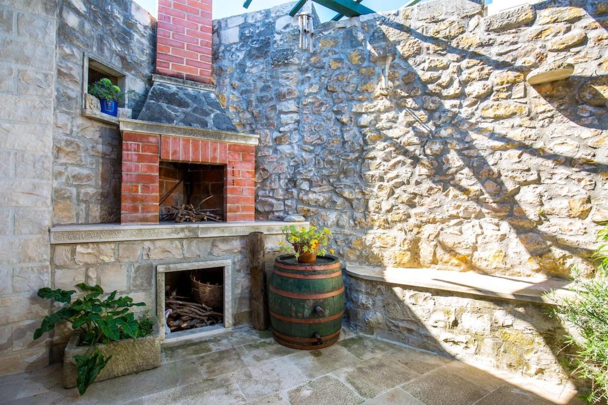 Visilo Stone House Villa Pucisca Exterior photo
